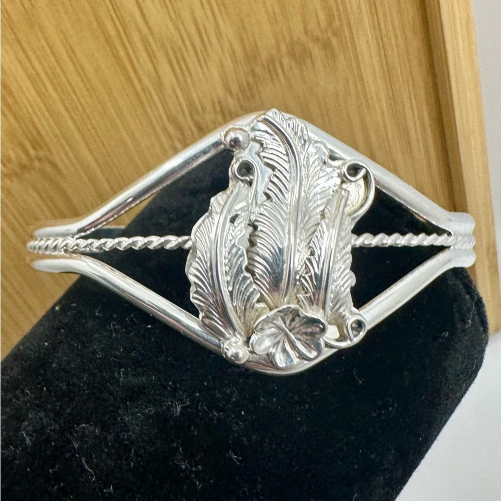 RUNNING BEAR RB Navajo Sterling Silver Etched Carve Feather Filigree Scroll Cuff